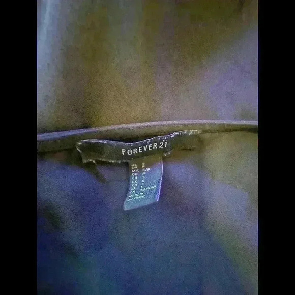 Women's Knotted Crop Top - Stylish Short Sleeve Blouse - Picture 3 of 3